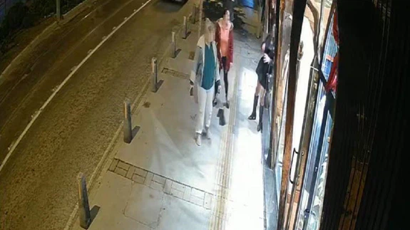 Vitrine kafa attı, hiçbir şey olmamış gibi yürüdü: Ertesi gün gelip özür diledi!