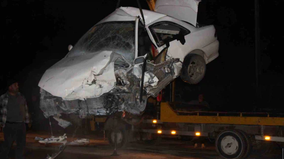 Feci kaza kamerada: Çarpışan araçlar alev aldı, tarım işçileri müdahale etti!