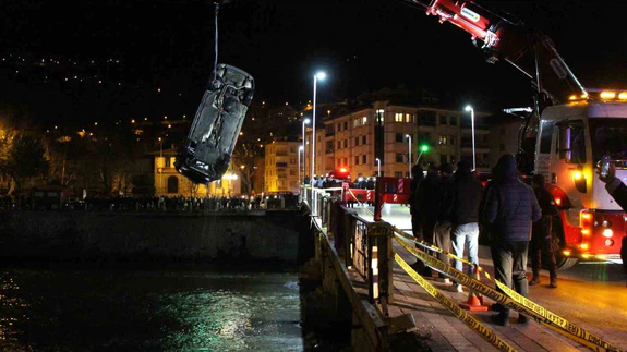 Korkulukları aştı, nehir mezarı oldu: Amasya'da otomobil köprüden düştü!
