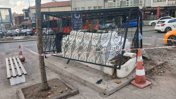 Yine aynı nokta: Ankara’da tarihi türbeye otomobil çarptı!