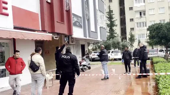 Kepez’de acı tesadüf mü, ihmal mi sorusu: Anne ve oğul bir gün arayla aynı binada öldü!