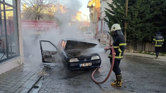 Babaeski’de otomobilin motoru yandı, alevler aracı sardı!
