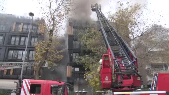 Alevler restoranı yuttu... Çatıdan yükselen yangın korkuttu!