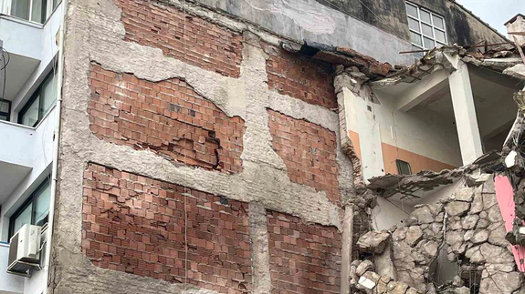 Balçova’da kontrollü yıkım, kontrol dışına taştı: Yan apartmanda çatlaklar oluştu!