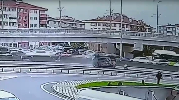 Direksiyon kırıldı, bariyerlere ok gibi saplandı! İzmit’teki korkunç kaza kamerada...