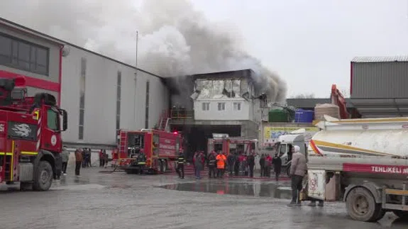 Beton fabrikasının çatısında alevler yükseldi: İki işçi dumandan etkilendi!