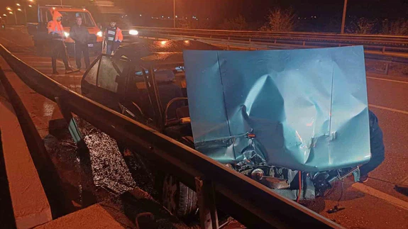 Direksiyon hakimiyetini kaybetti: Otomobil çelik bariyerlere çakıldı!