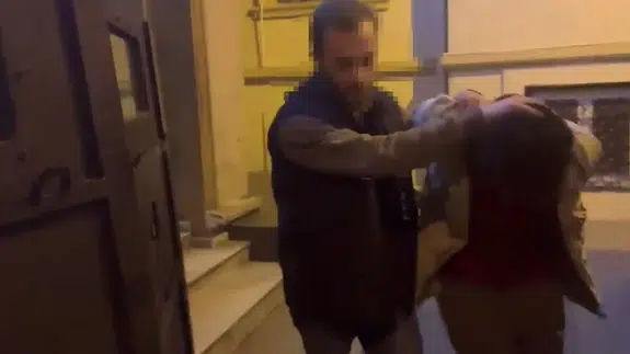 Kimse görmedi sandı, polis arkasındaydı: Beyoğlu’nda suç anı kamerada!