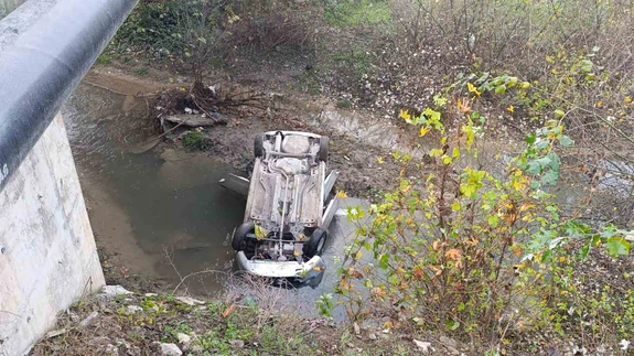 İnegöl'de 10 metre yükseklikten dereye düştü: Sürücü sıkıştı!
