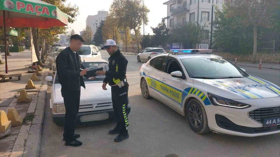 Drift gösterisi yapıyordu… Malatya sokaklarını piste çeviren sürücüye hayatının freni!