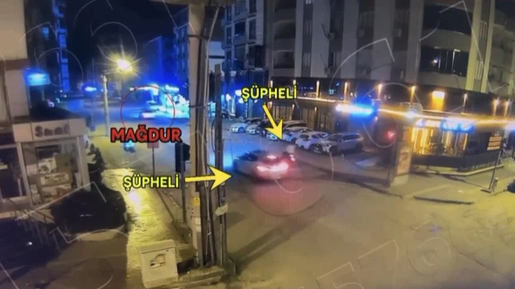 Pusudan canını kurtardı, kazadan kurtulamadı! Dehşet anı güvenlik kamerasında...