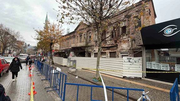 Edremit’teki tarihi bina yağışlara dayanamadı