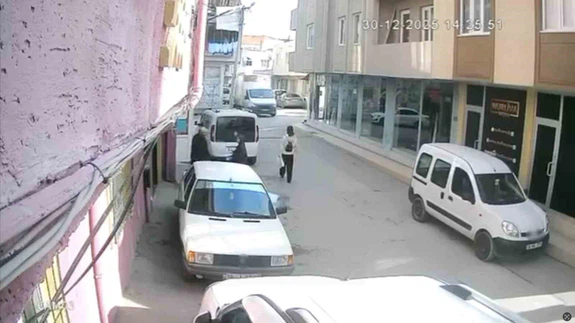 Unutkan şoför, genç kızı unufak etti! Yer çekimi testi anbean kamerada...