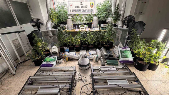 Evini uyuşturucu imalathanesine çevirdi, jandarma operasyonuyla yakalandı