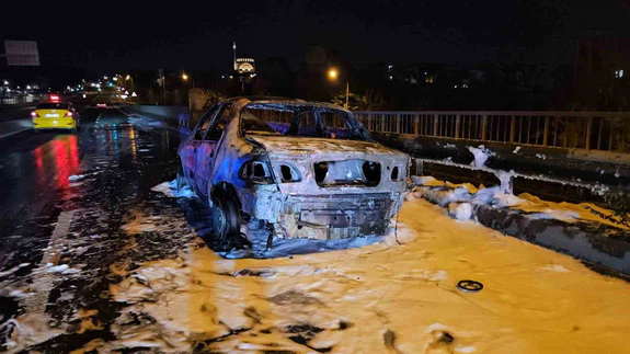 Eyüpsultan’da otomobilin son sahnesi... Kontak kapandı, alevler saçıldı!