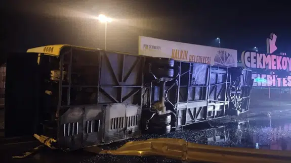 Yağmurun getirdiği tehlike: Halk otobüsü yan yola yuvarlandı!