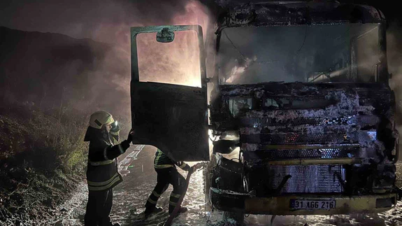 Kullanılamaz hale geldi: Hatay'da seyir halindeki tır yanarak hurdaya döndü!