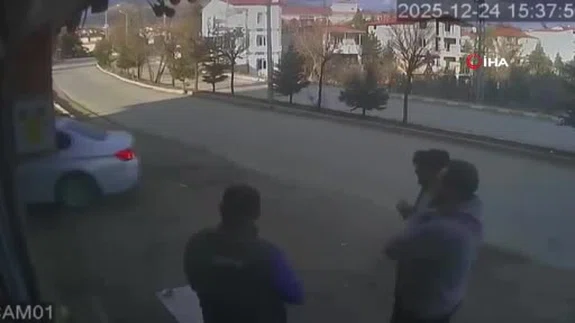 Adana'da geri vitesle ölüm provası... O anlar izleyenleri ehliyeti yakmaya götürdü!