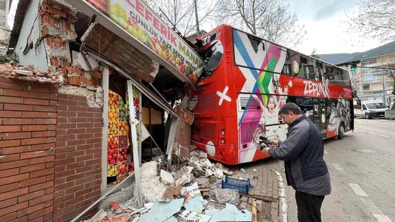 Bursa’da tur otobüsünün freni boşaldı: Araç ve manava çarparak durabildi!