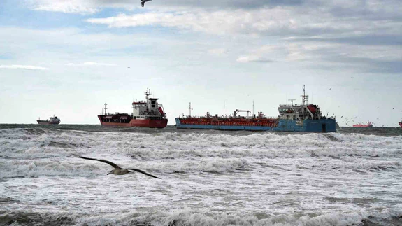 İstanbul’da lodos azdı, tankerler birbirine girdi! Biri kurtarıldı, diğeri lodosla baş başa...