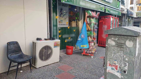 Sabah geldiğinde dehşeti yaşadı: Efeler'de dükkana 12 kurşun!