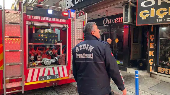 Efeler’de elektrik arızası çiçekçiyi ateşe verdi: İtfaiye son anda yetişti!