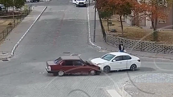 Trafik kazası değil, fragman... Film sahnelerini aratmayan kaza güvenlik kamerasında!