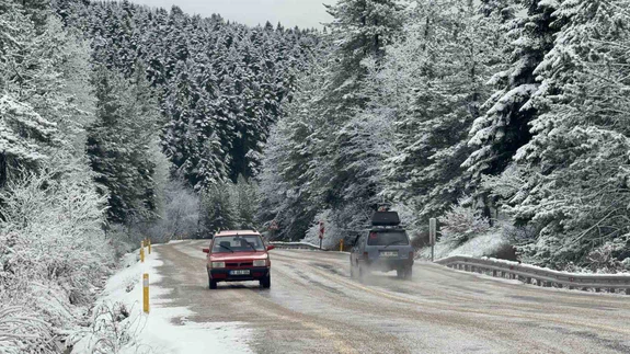 Karabük’te kar yolları beyaza bürüdü... Sürücüler durdu, karın keyfini doyasıya yaşadı!