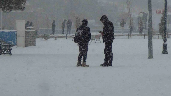 Kars Kalesi beyaza büründü: Vatandaşlar sokaklarda halay çekip karın keyfini çıkardı!