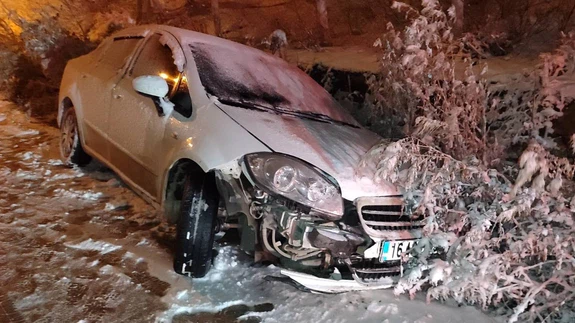 Kar yağışı kâbusa döndü: Bursa'da otomobil ticari araca çarptı