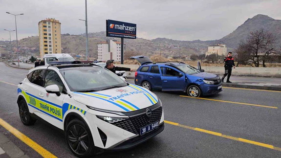 Kayseri’de ‘Dur’ ihtarına uymadı, 3 araca çarpıp kaçtı... Nefes kesen takip!