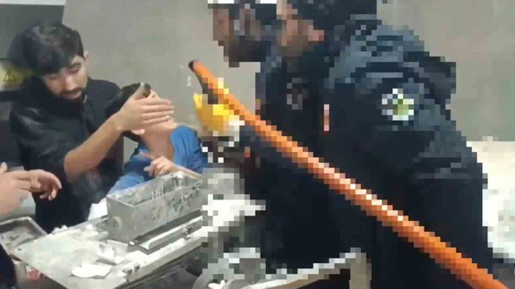 Kolu hamur makinesine sıkışan çocuğun imdadına itfaiye yetişti