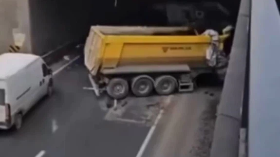 Gaziantep’te hafriyat kamyonu alt geçit duvarına çarptı: Facia kıl payı atlatıldı!