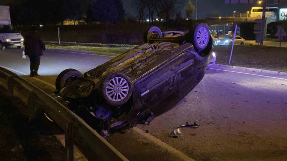 İnegöl’de ölümden döndü: Otomobil takla atarak ters durdu!