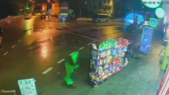 Bursa’da yağmurlu havada feci motosiklet kazası: Sürücü başını bariyere çarptı!