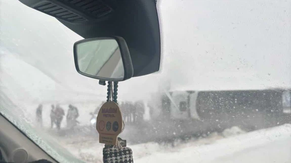 Siirt’te direksiyon hakimiyetini kaybetti, kamyon yan yattı!