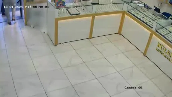 İzmir'de kuyumcular ring kurdu! Komşuların 'müşteri' kavgası kamerada...
