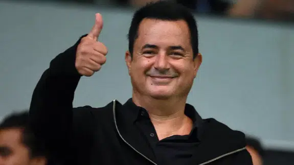 Acun Ilıcalı aile boyu sohbette, trafik kuralları arka koltukta!