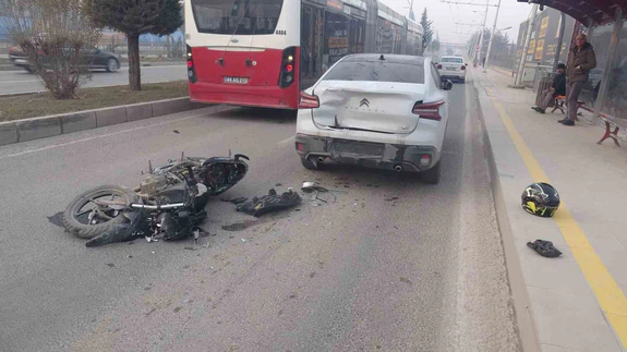 Malatya’da sabah kabusu... Otomobille çarpışan motosiklet ortalığı savaş alanına çevirdi!