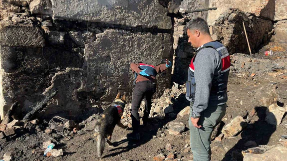 5 ev kül oldu! 65 yaşındaki kadın alev kapanında can verdi!