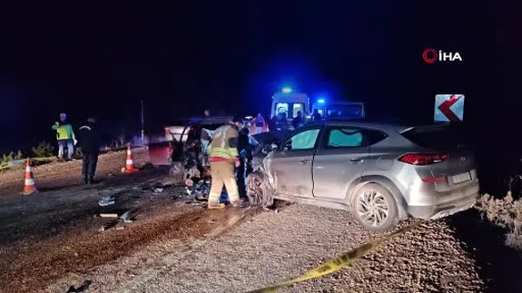 İki otomobil çarpıştı, bir aile yok oldu: Manisa'da tahliye yolunda acı son!