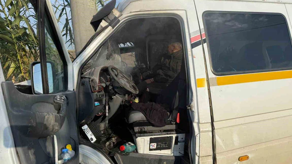 Antalya'da minibüsle 'direk' temas! Hem çarptı hem yaktı...