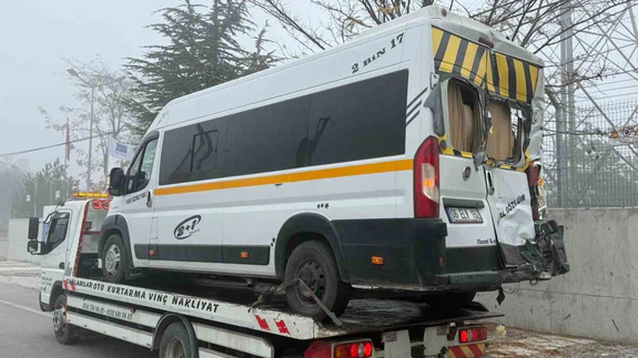 Tır servis aracını biçti... Öğrencilerin yürek dağlayan feryadı kamerada!