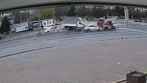 Ortalığın savaş alanına döndüğü kaza kamerada