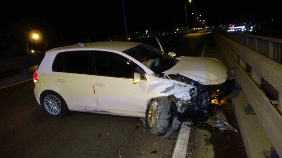 Ancak bariyerlere çarparak durabildi: Köprülü kavşakta facia ucuz atlatıldı!