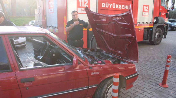 Motor bölümünden dumanlar yükseldi... Aydın'da seyir halindeki otomobil alev aldı!
