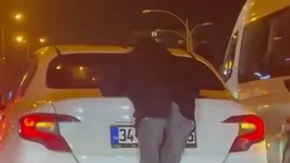 Diyarbakır’da trafiği altüst eden anlar... Kendini attı, tehlikeye davetiye çıkardı!