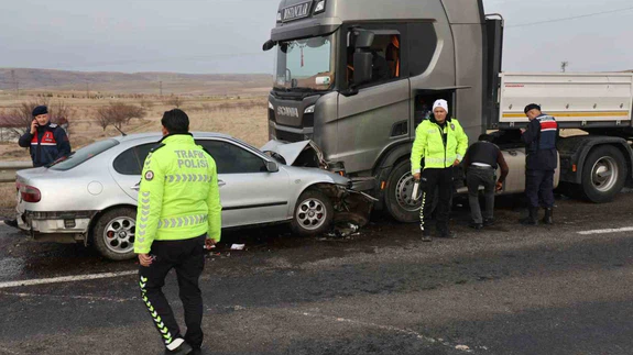 Nevşehir'de tır ile araç kafa kafaya geldiler! Bir şeritlik hata, bir ömürlük bedel...