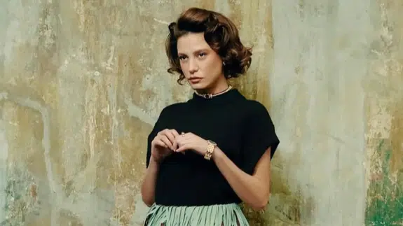 Geri dönüş şovu... Serenay Sarıkaya’nın gözü yüksekte, gözlüğünün daha da yüksekte!