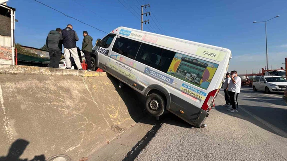 D-100 kenarında asılı minibüs: Derince'de korkutan kaza!